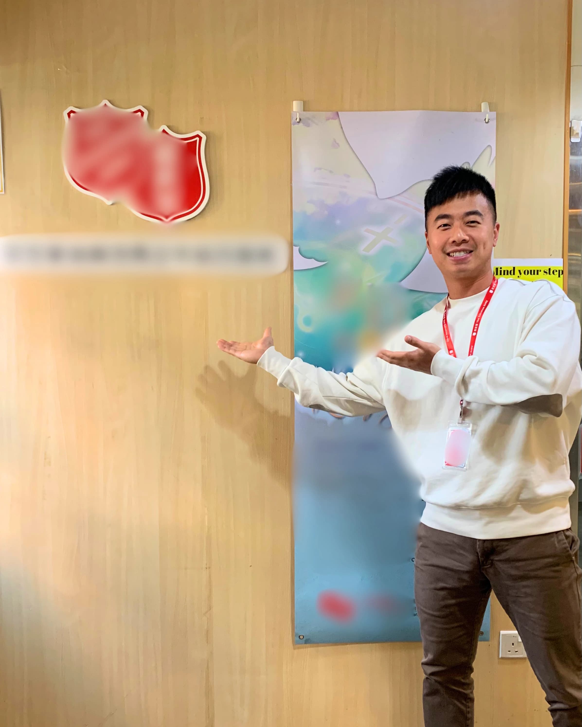 Andrew指著牆上的機構標誌
