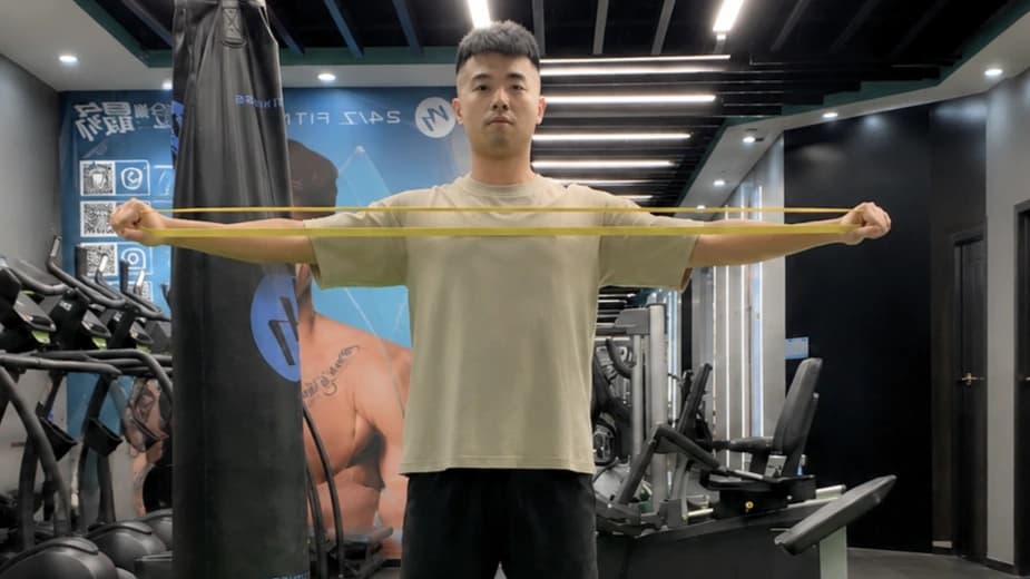 在健身室進行重量訓練