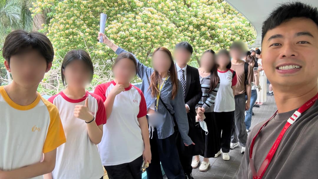 與一組青少年在戶外進行社區探索活動