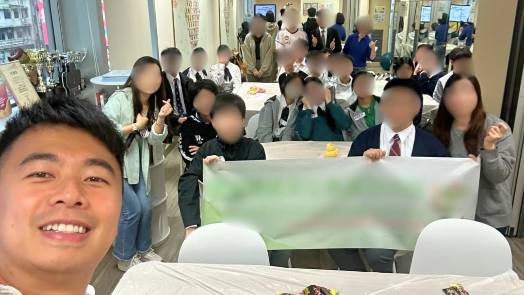與參加大型集體活動的青少年在活動場地合照